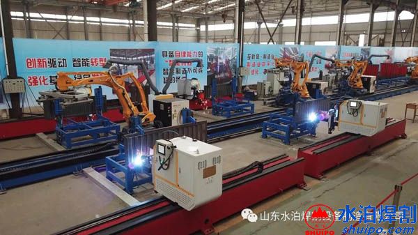 人呢？機器人-水泊焊割欄板智能焊接生產線