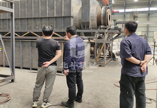 湖南客戶來我廠參觀麻桿炭化設備