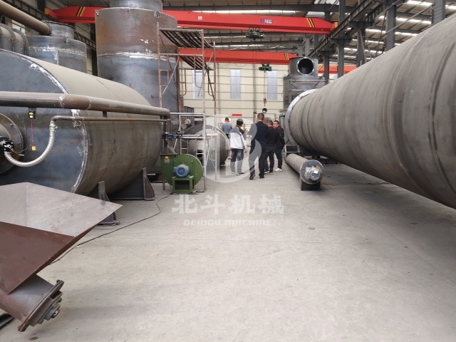 炭化設備高效節能,引得客戶來考察