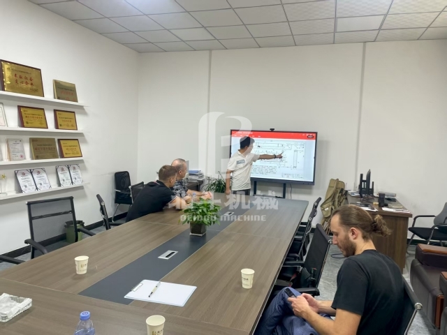 多輪深入洽談后,外國客戶決定訂購我廠炭化設備