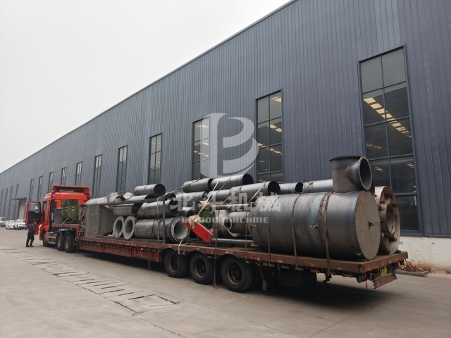 炭化設(shè)備配套組件正在裝車發(fā)貨