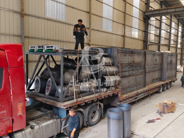 滿滿一車!炭化設(shè)備生產(chǎn)線配件裝載中